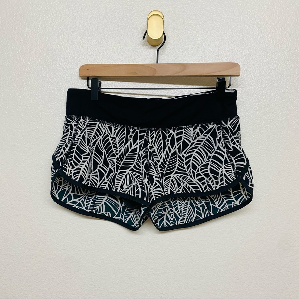 Lululemon Speed Up 2.5” black white palm angel print size 6
